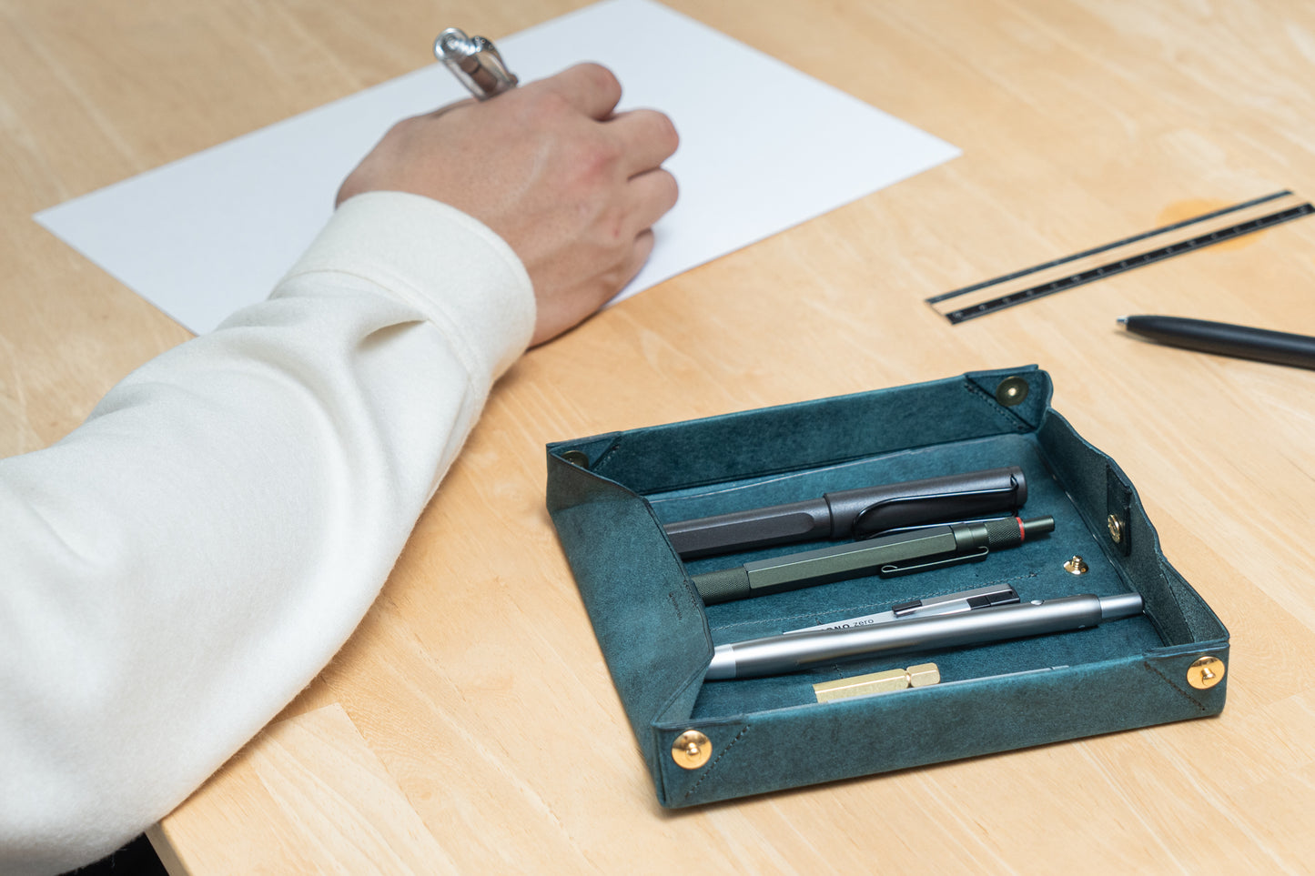 ペントレイにもなるペンケース dritto Pen roll L