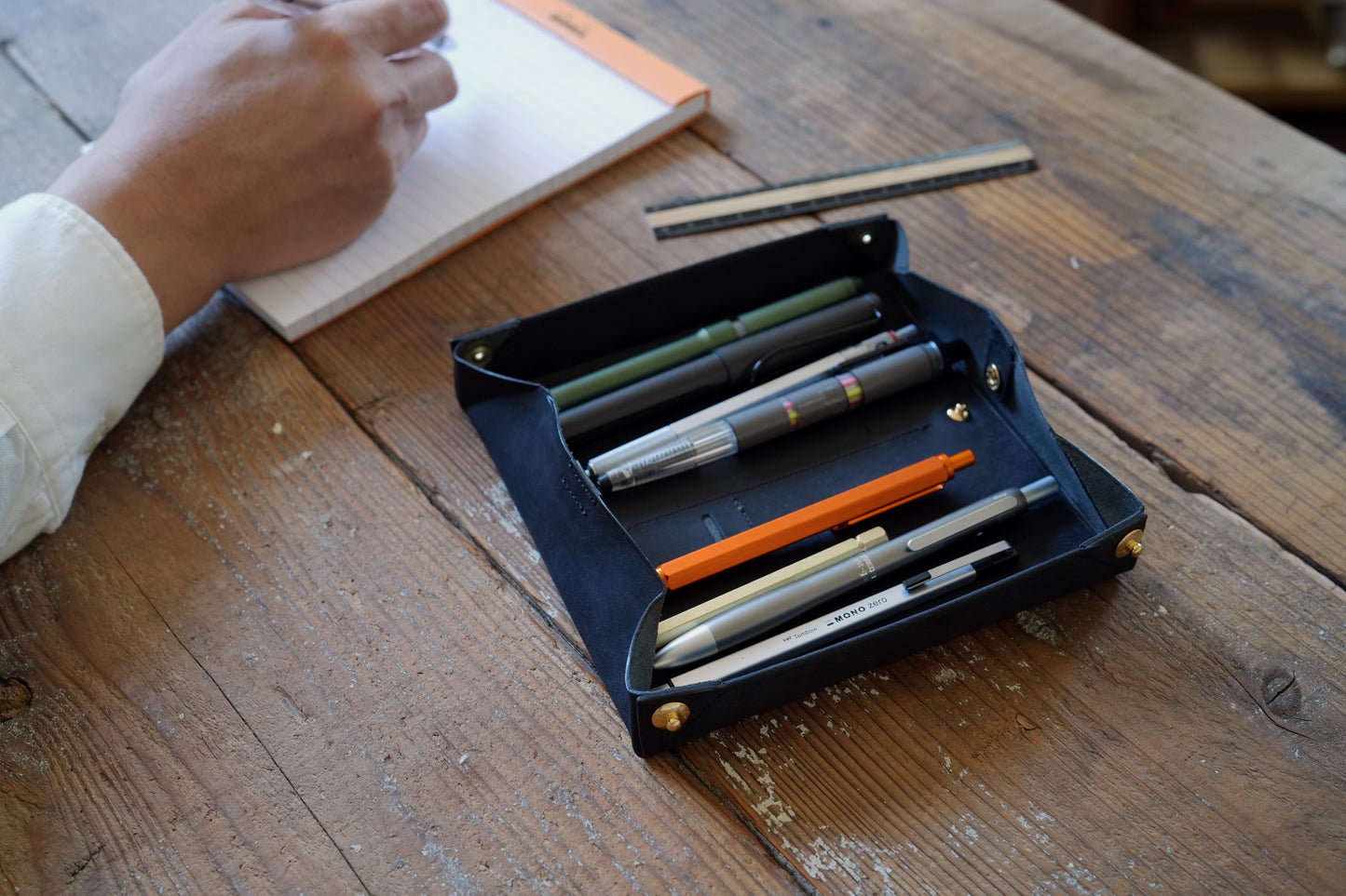 ペントレイにもなるペンケース dritto Pen roll L